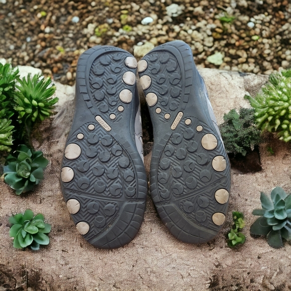 Hi-Tec hiking shoes. Very comfortable, gently worn. - Picture 3 of 3